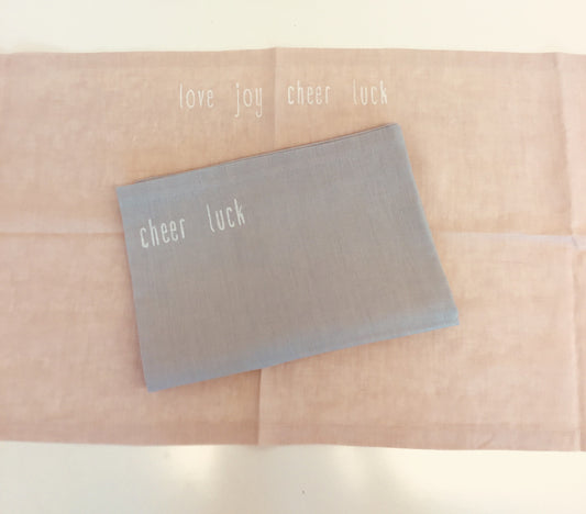 Tischläufer Leinen Aufschrift "love-joy-luck-cheer" rosé - Giardino Segreto