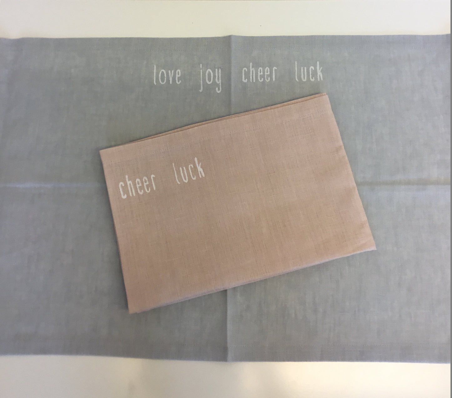Tischläufer Leinen Aufschrift "love-joy-luck-cheer" grau - Giardino Segreto
