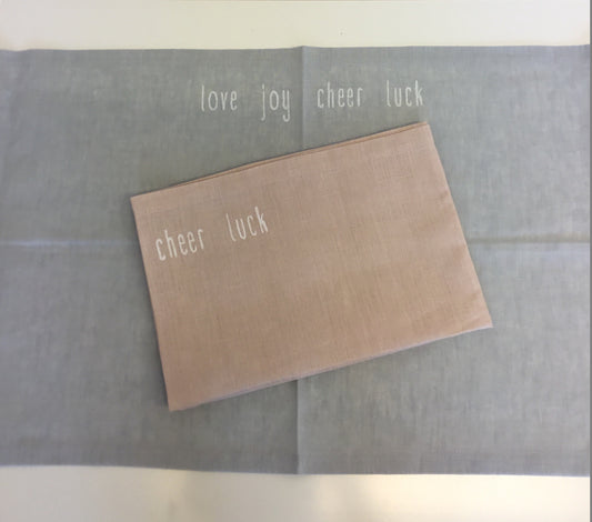 Tischläufer Leinen Aufschrift "love-joy-luck-cheer" grau - Giardino Segreto